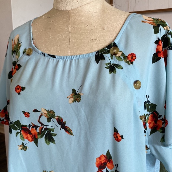 Ophelia Roe 1X cute floral top - Picture 3 of 9